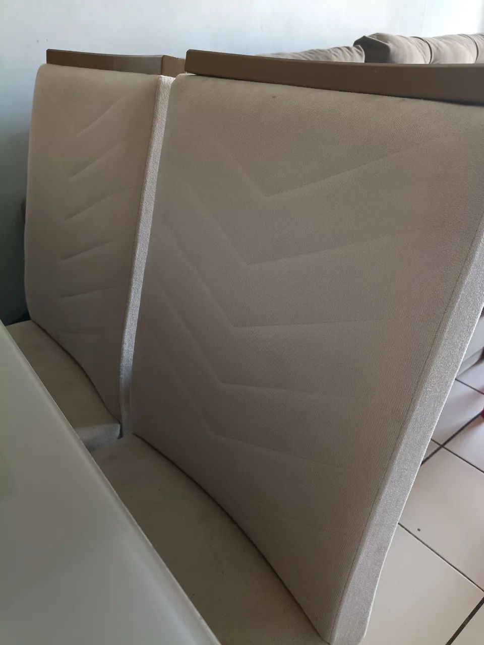 Mesa com 6 cadeiras com design moderno cor creme. - Foto 3
