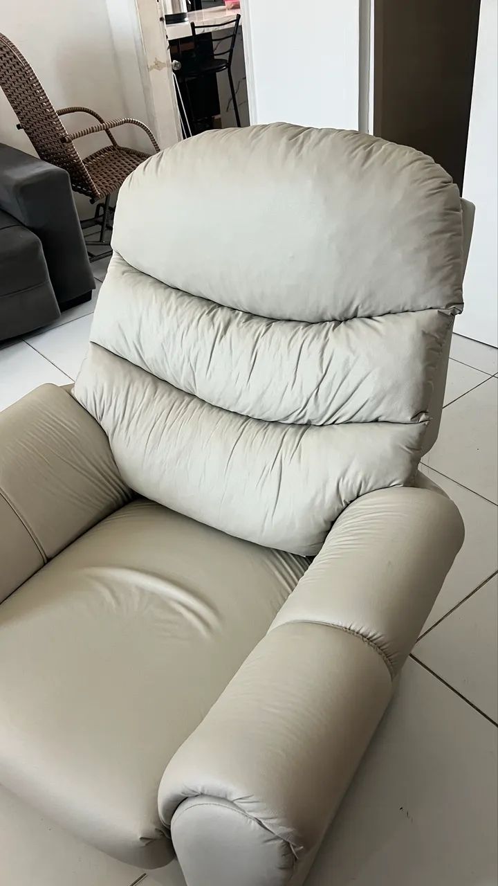 Poltrona confortável praticamente nova - Foto 3
