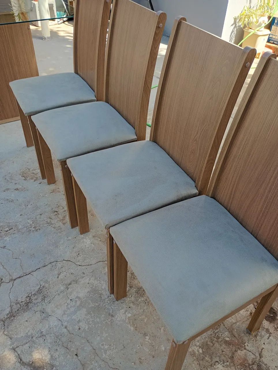 Mesa com tampo de vidro e 4 cadeiras bem nova entrego  - Foto 2