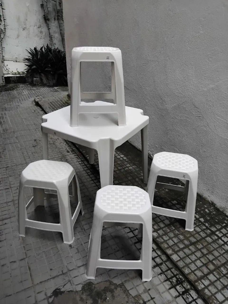 conjunto 4 bancos + mesa (branco)
