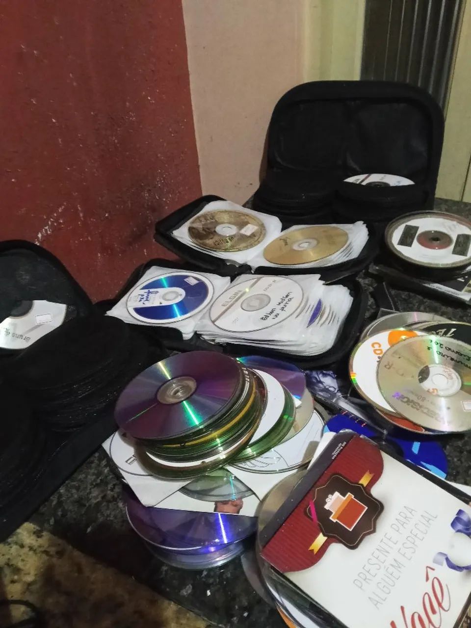 Lote com uns 500 CDs e DVDs diversos pra sair hj - Foto 4