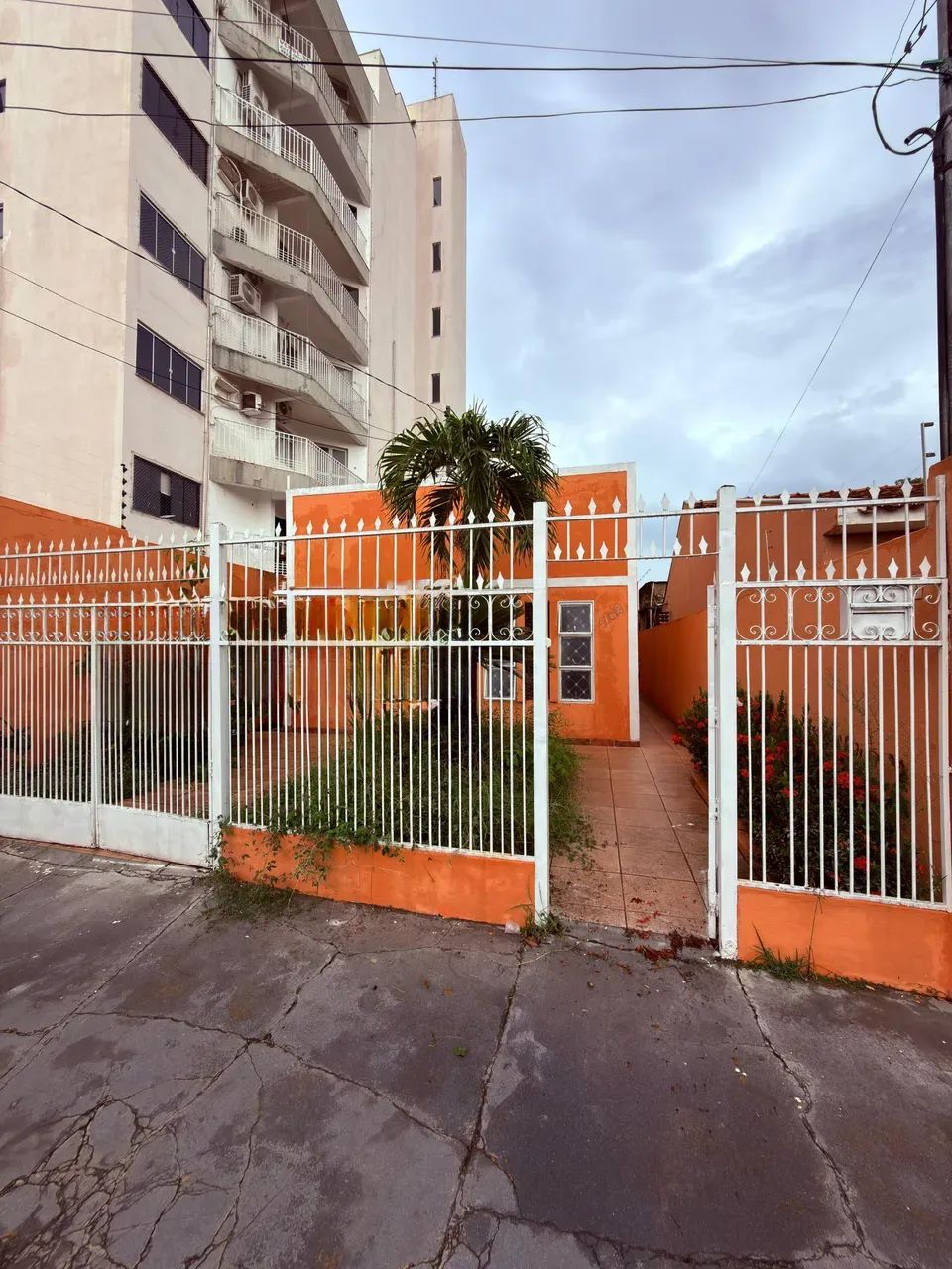 CASA PÚBLICA CENTRO DE VÁRZEA GRANDE, 2 QUARTOS, C/ CHURRASQUEIRA E EDÍCULA, ATRÁS AMERICA