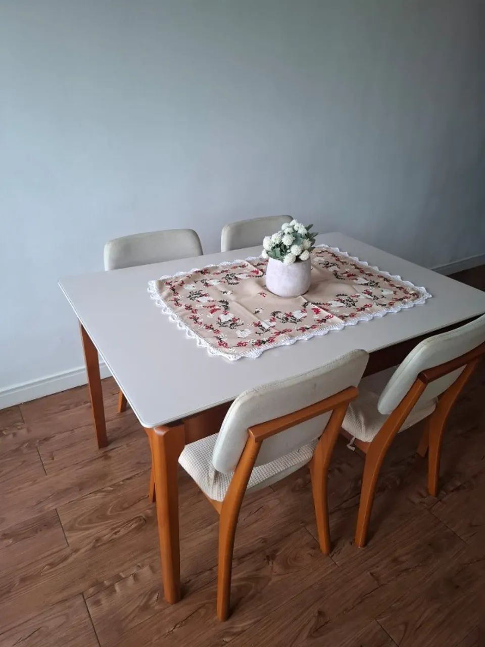 Mesa de Jantar com 4 Cadeiras - Madeira Maciça