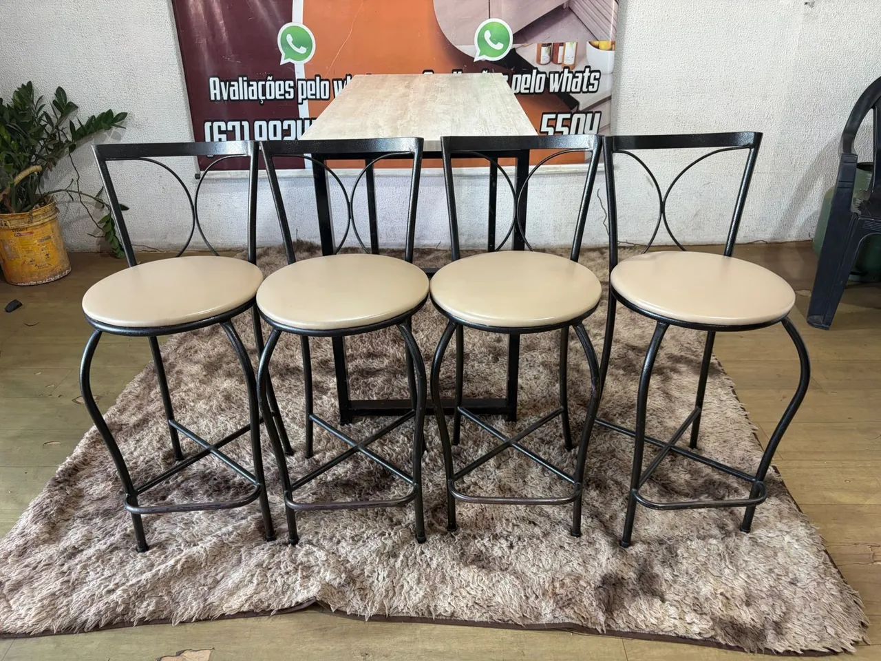 Mesa de ferro com 4 banquetas bem conservada ((ENTREGO GRATIS)) - Foto 3