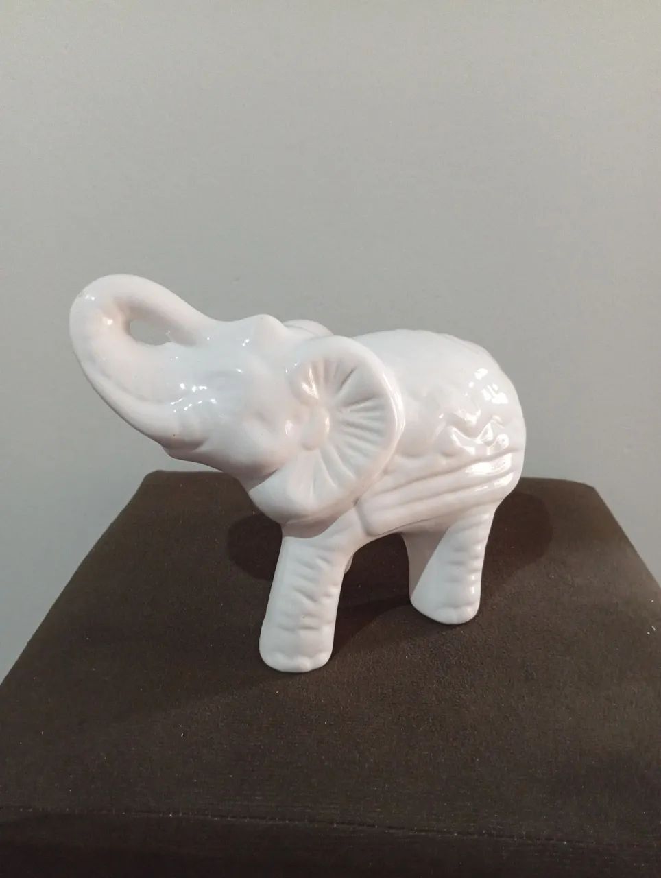 Bibelô em louça elefante. 