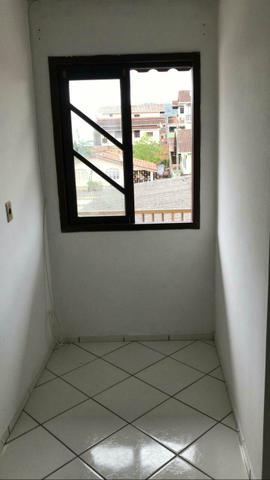 Aluga-se quitinete no bairro iririu .Próximo a curva do nereu - Foto 5