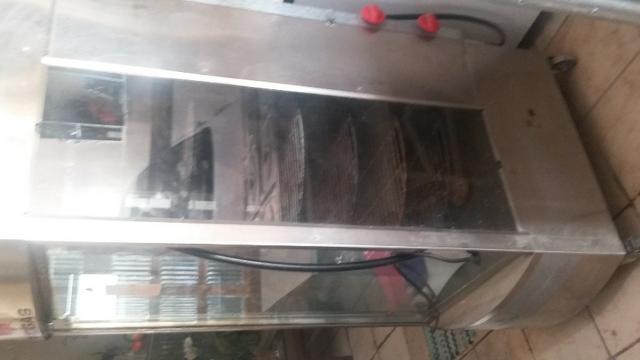 Máquina frangueira e geladeira vitrine