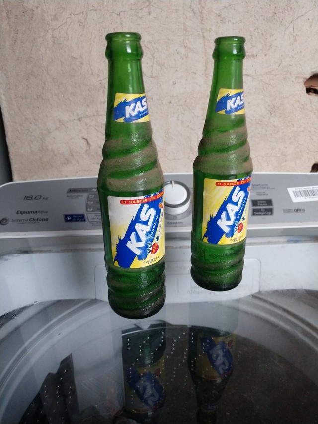 Duas garrafas antigas refrigerante kas  - Foto 2