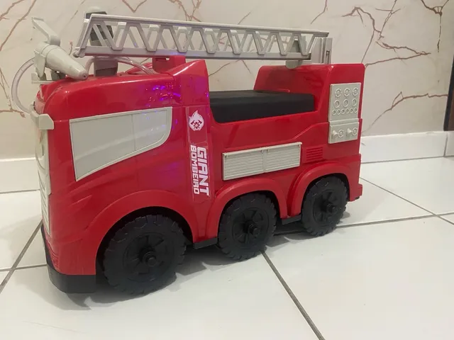 Brincar De Bombeiro Com Giant Caminhão Gigante Com Mangueira