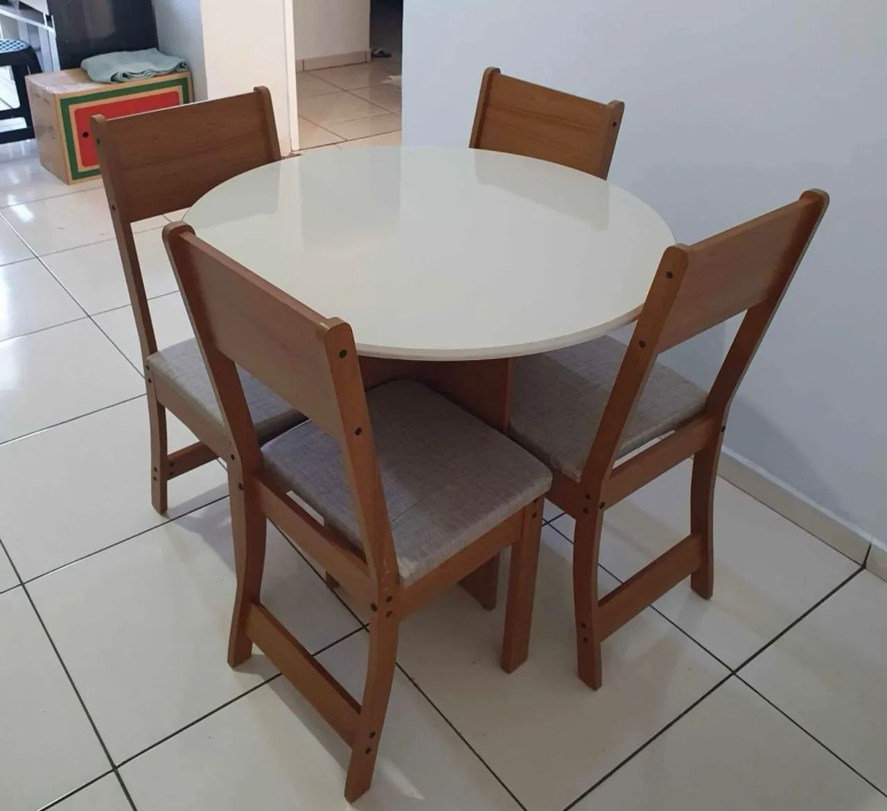 Mesa de Jantar Redonda com 4 Cadeiras