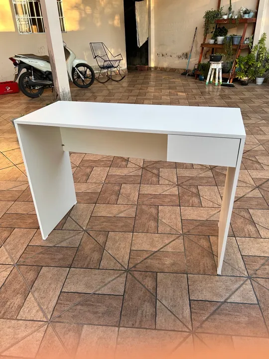 Mesa de estudo com uma gaveta