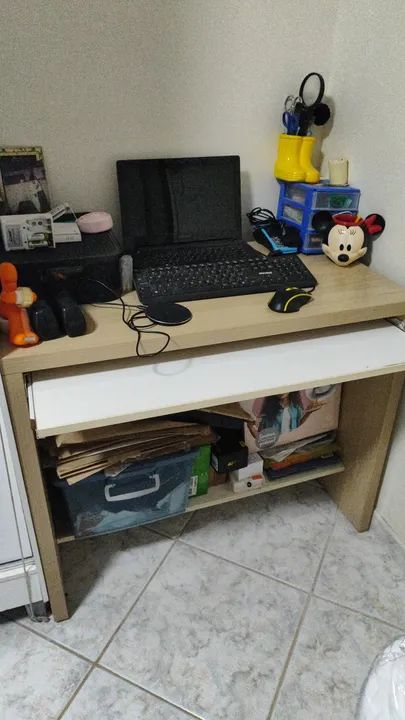 Escrivaninha semi nova 