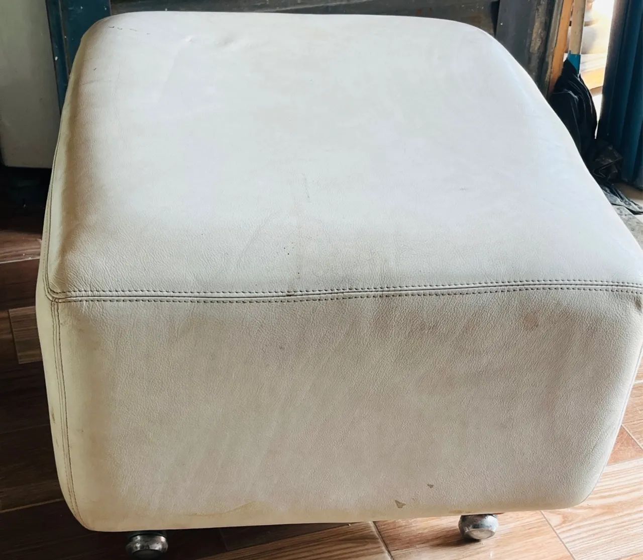 poltrona c puff de Couro Branco - Foto 4