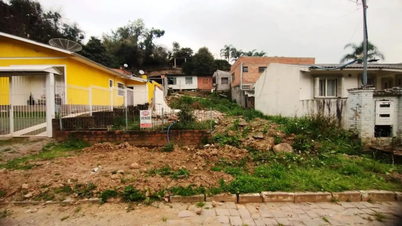 Terreno totalmente plano, medindo 11 x 25= 275 m, Frente Norte.
