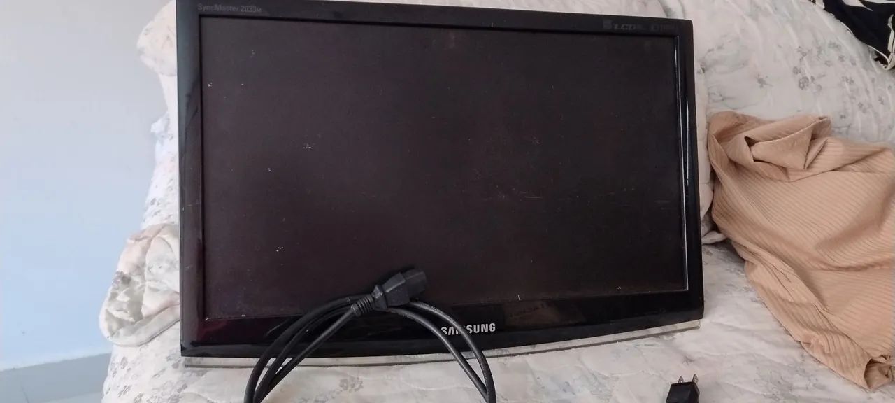 Vendo monitor e (2 pendentes luminárias) 