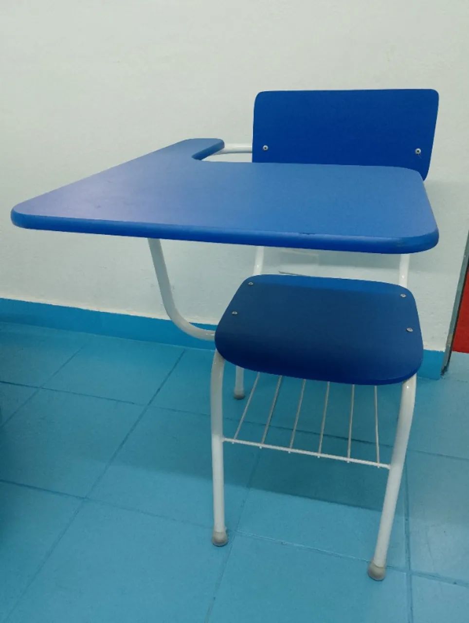 Cadeira universitária (ou mesa de professora) - Foto 3