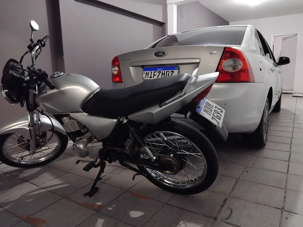 Vendo ou troco moto por carro no mesmo valor