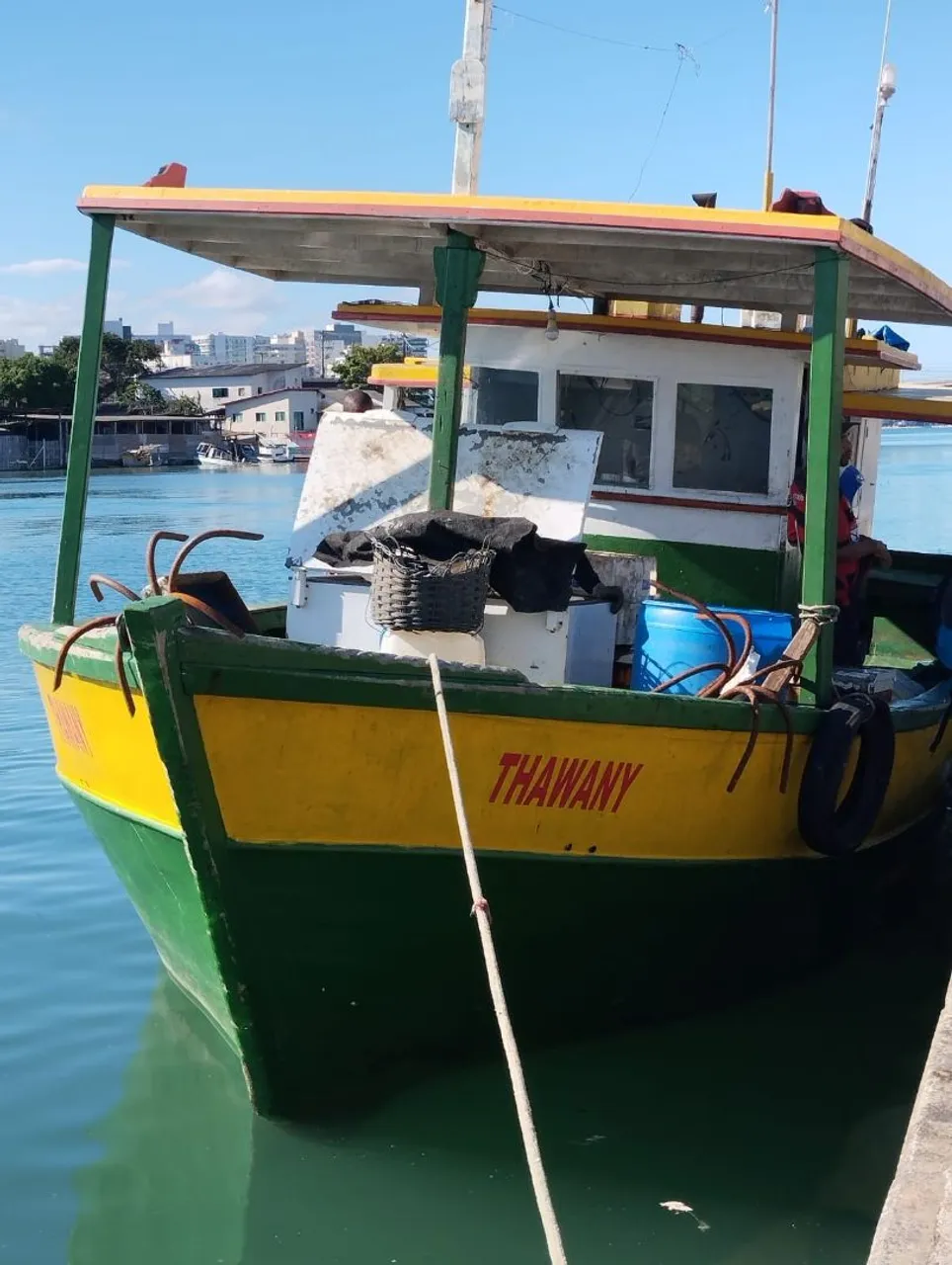 Barco de pesca artesanal em madeira