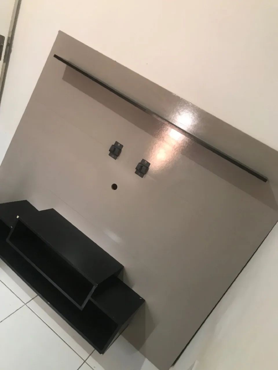 Painel para TV com prateleira
