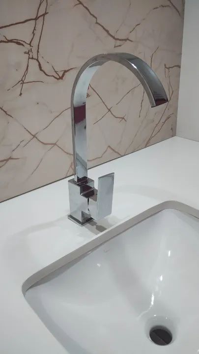 Torneira de bancada quente e frio importada giratória cromada 