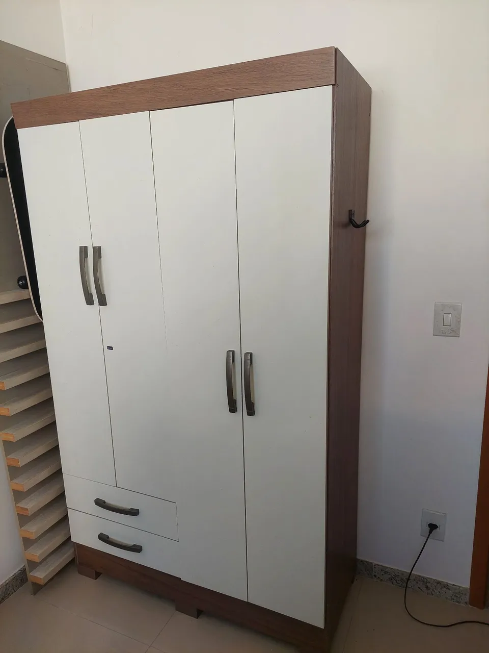 Guarda-Roupa Moderno 4 Portas e Gavetas