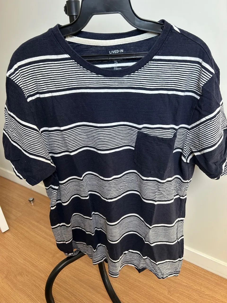 Camiseta listrada azul marinho