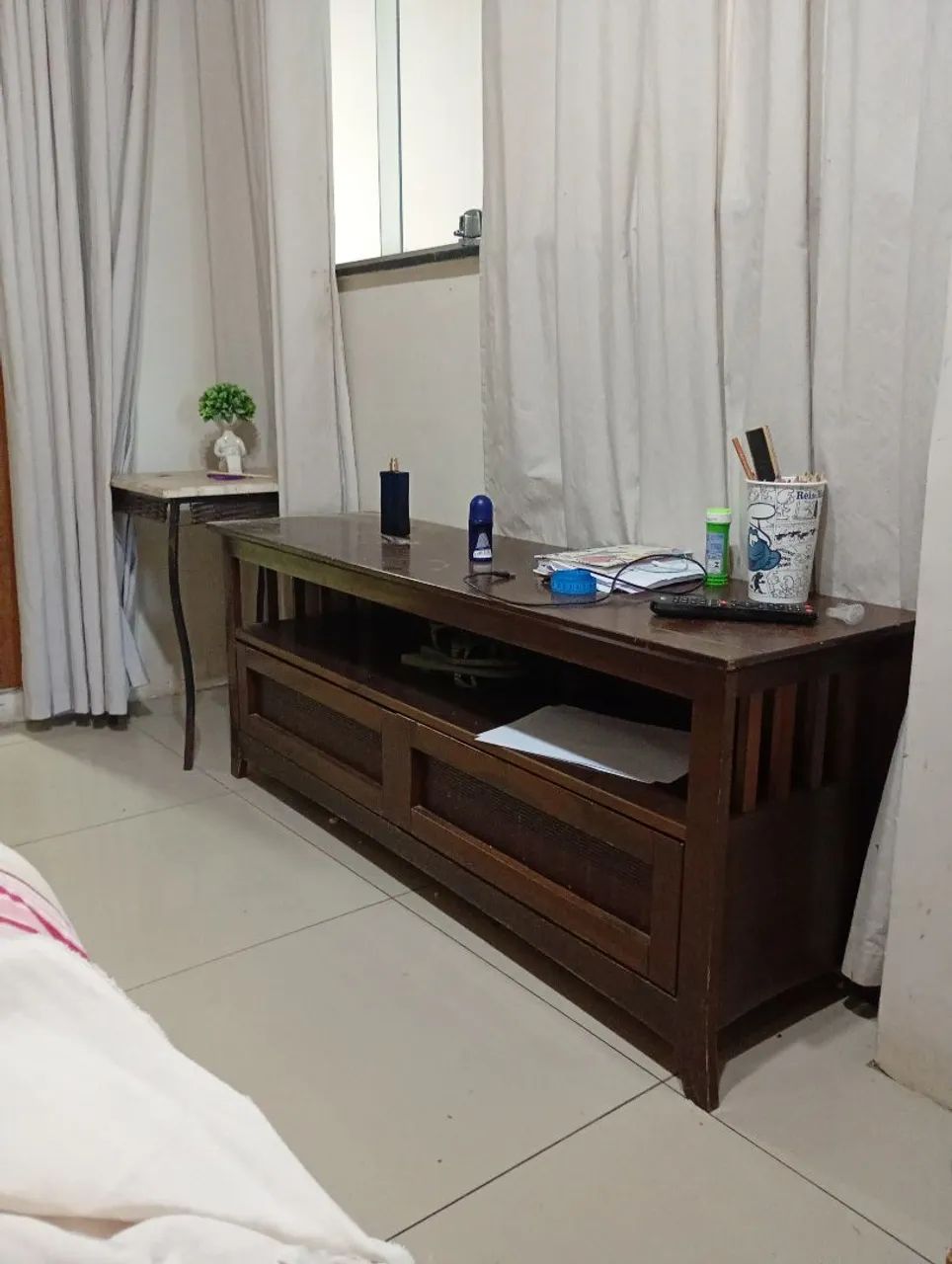 Hack de madeira com gavetas