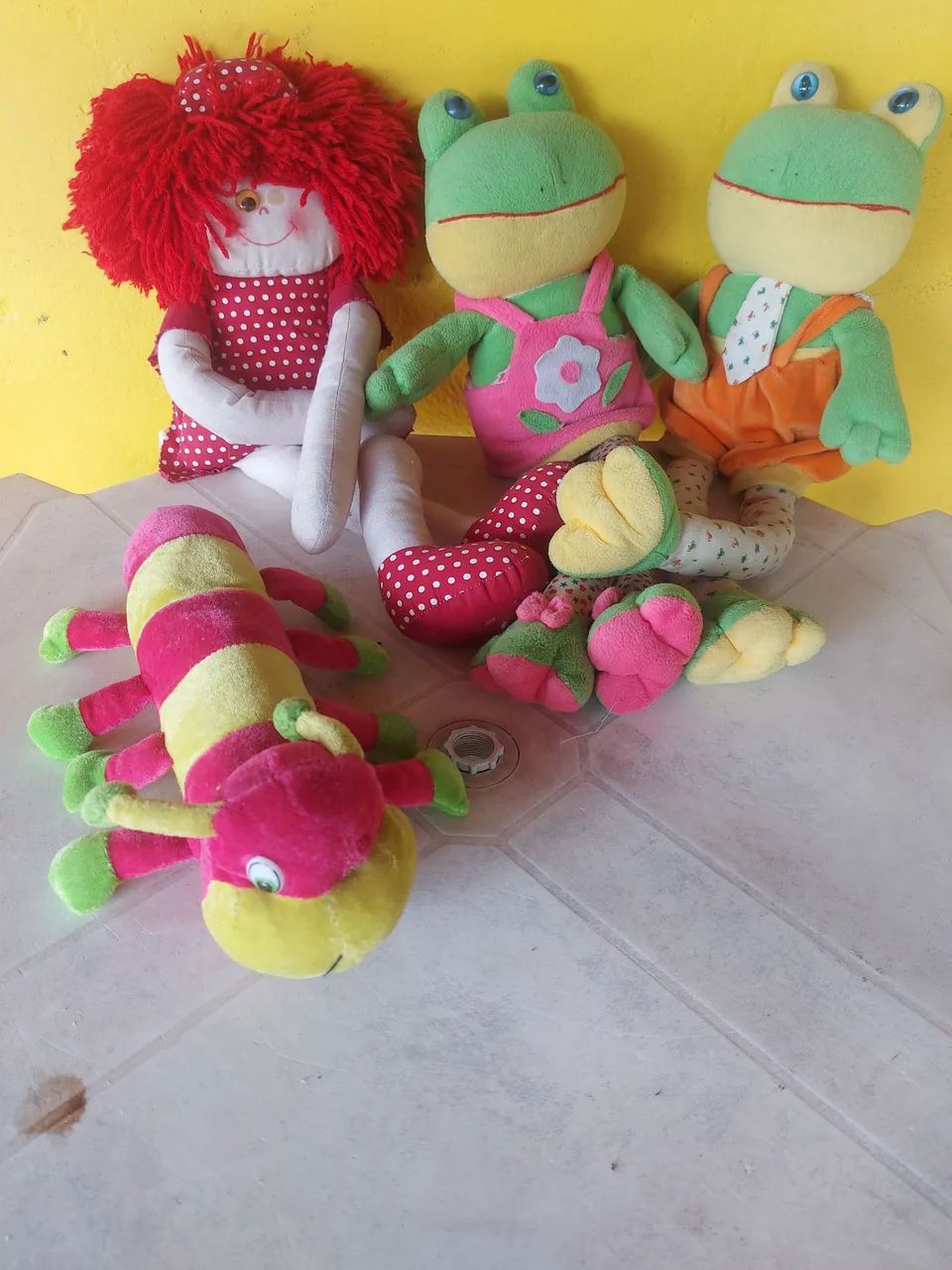 Lote de Pelúcias - Boneca e Lagarta - Foto 4