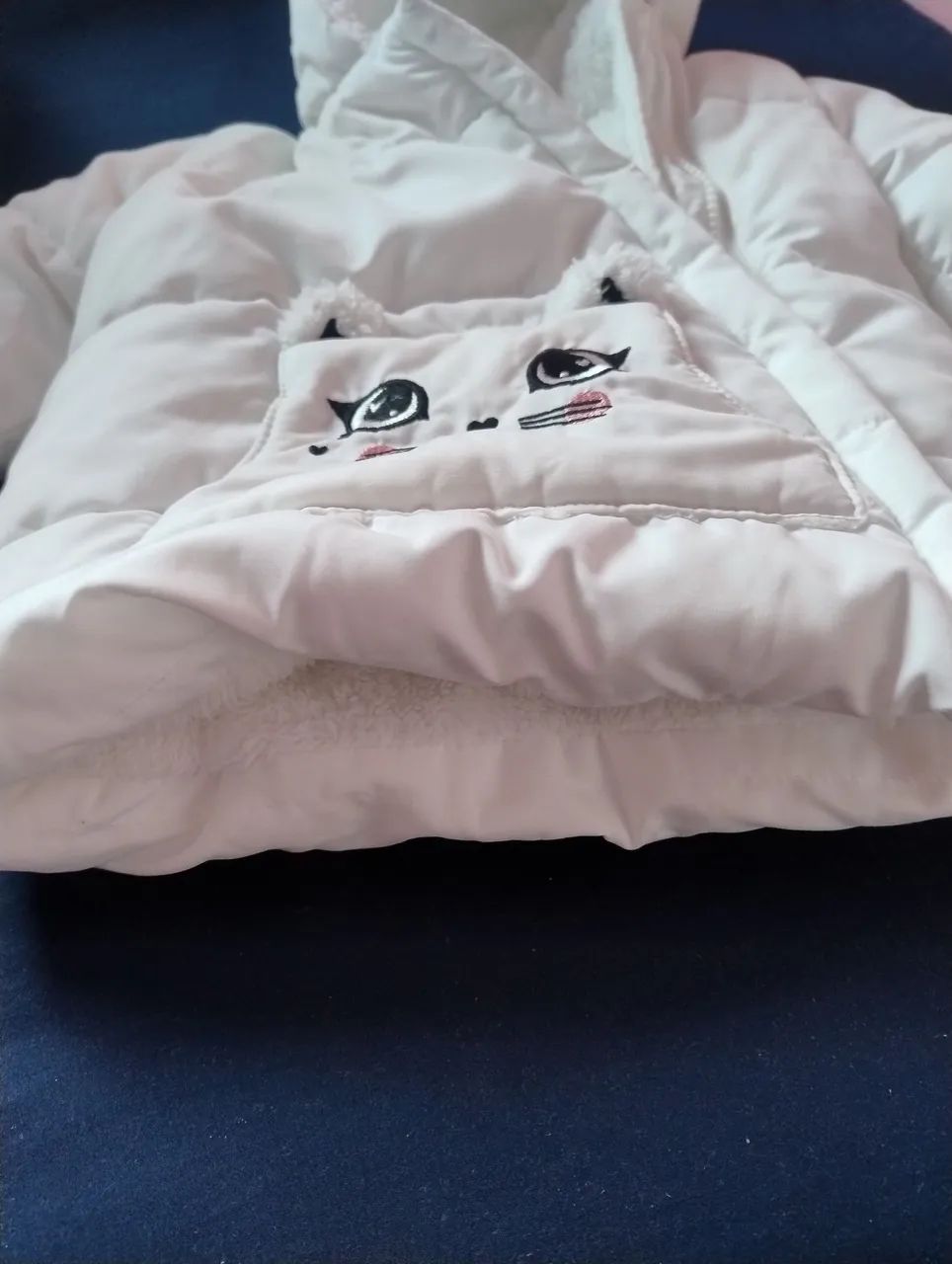 Casaco infantil branco com detalhes de gato - Foto 3