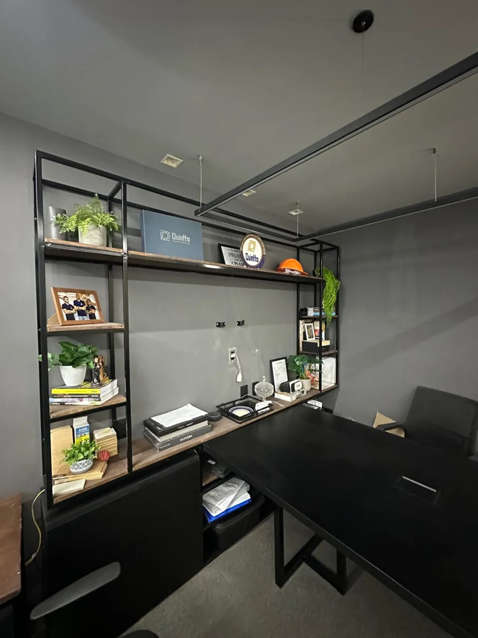 Painel em Metalon + Mesa de reunião