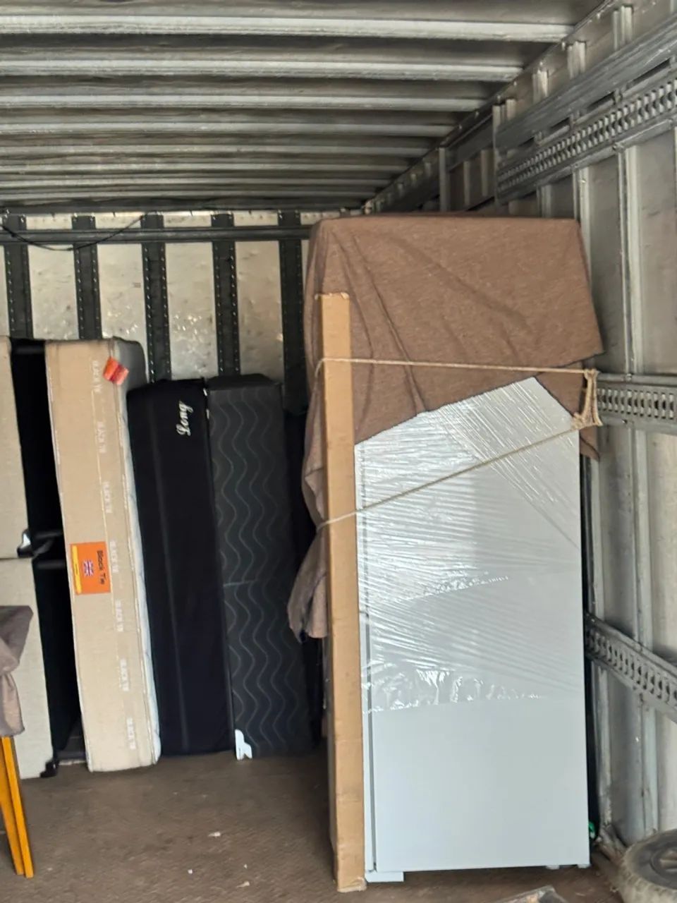 Frete e transporte em geral caminhão com rampa - Foto 3