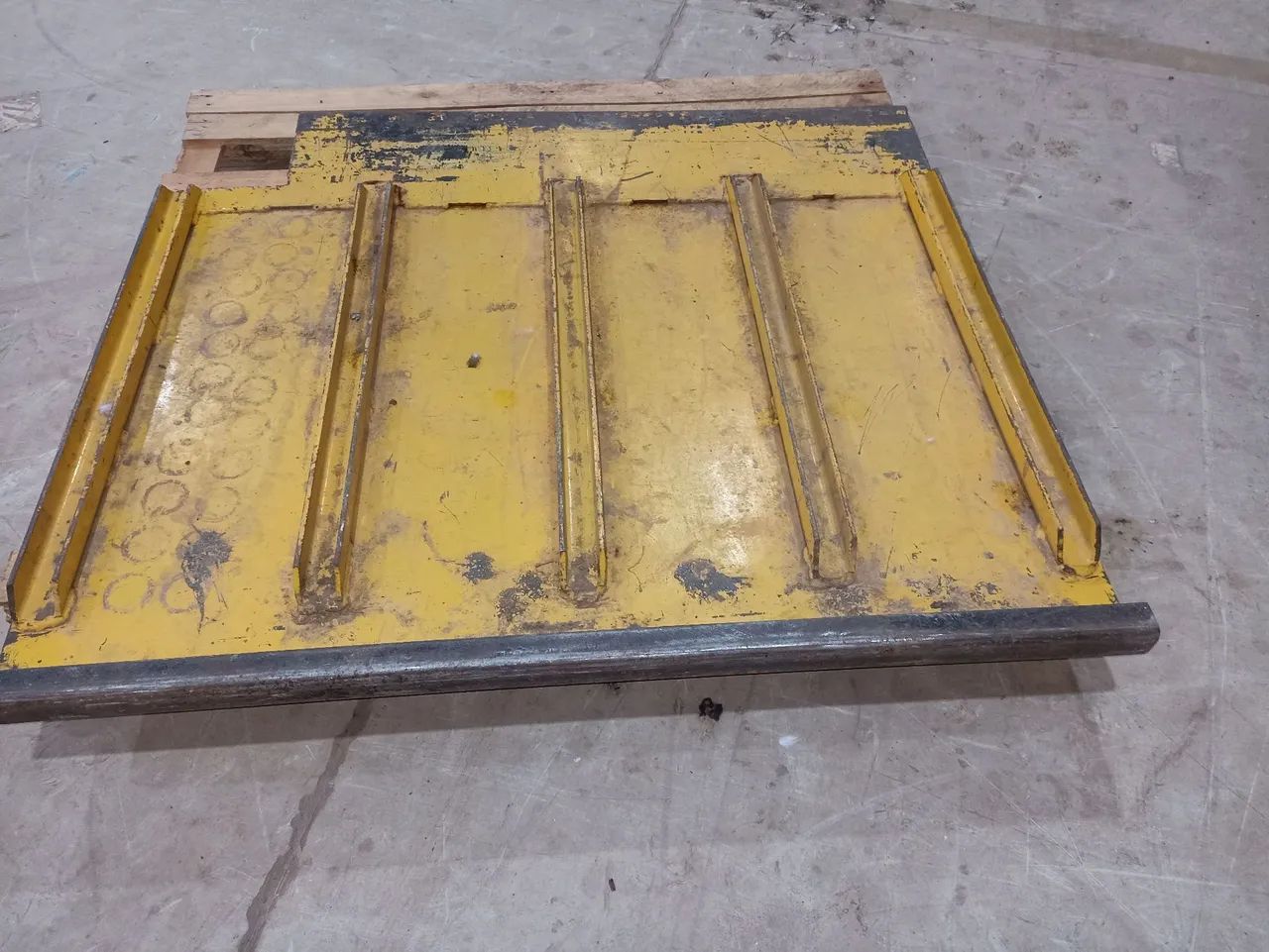 Plataforma metálica industrial amarela antiderrapante - Foto 2
