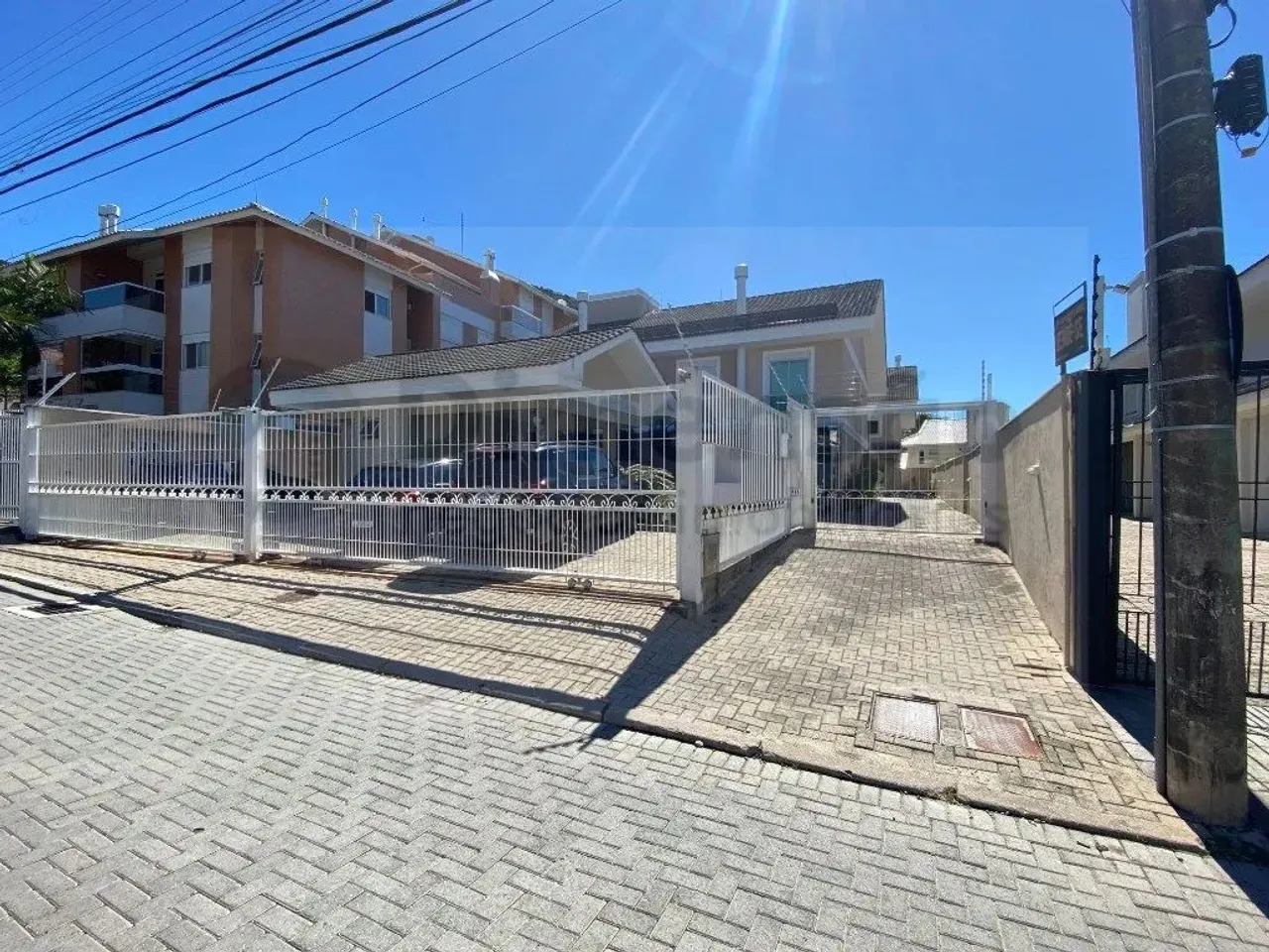 CASA GEMINADA EM CONDOMÍNIO FECHADO