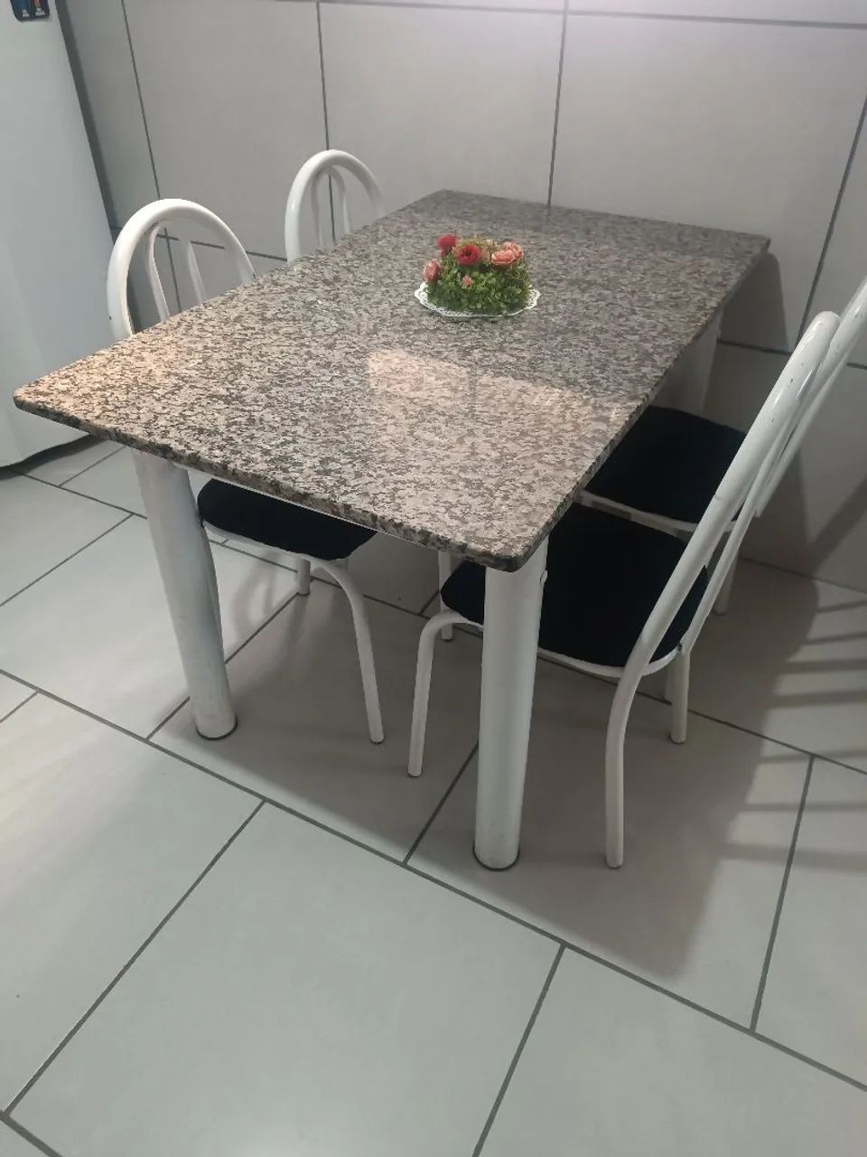 Mesa de granito com 4 cadeiras64276680831490120