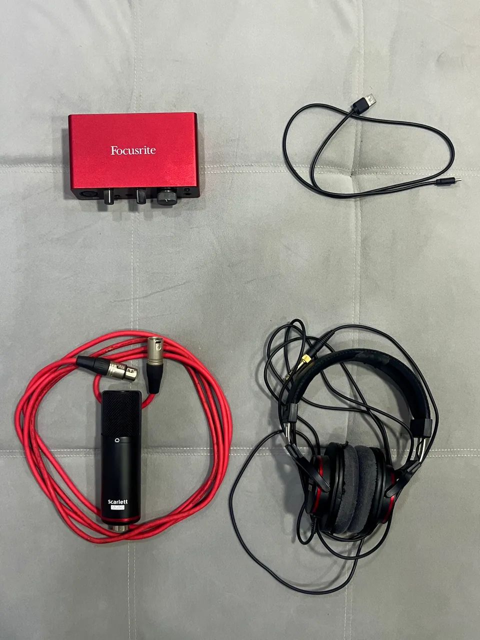 Interface de Áudio Focusrite 3i3 - 3ª geração + Condensador + Headphone Focusrite 