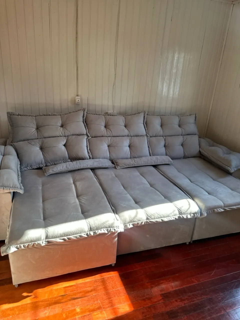Sofá Retrátil de 3 Lugares em Suede Cinza