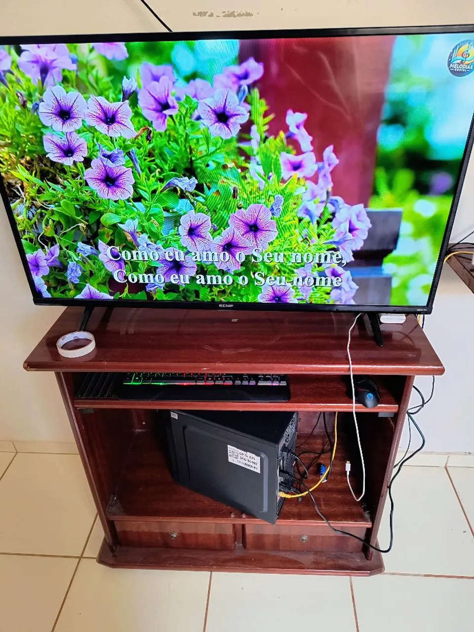 Vendo uma CPU com teclado mouse e os cabos