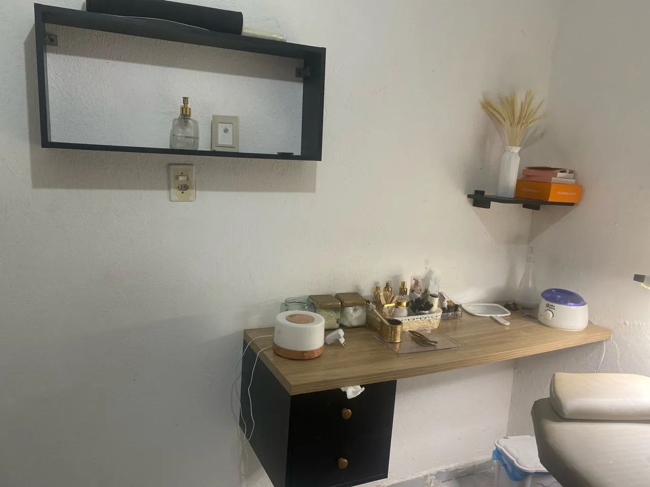 Penteadeira com gaveta e tampo em madeira +3 nichos 