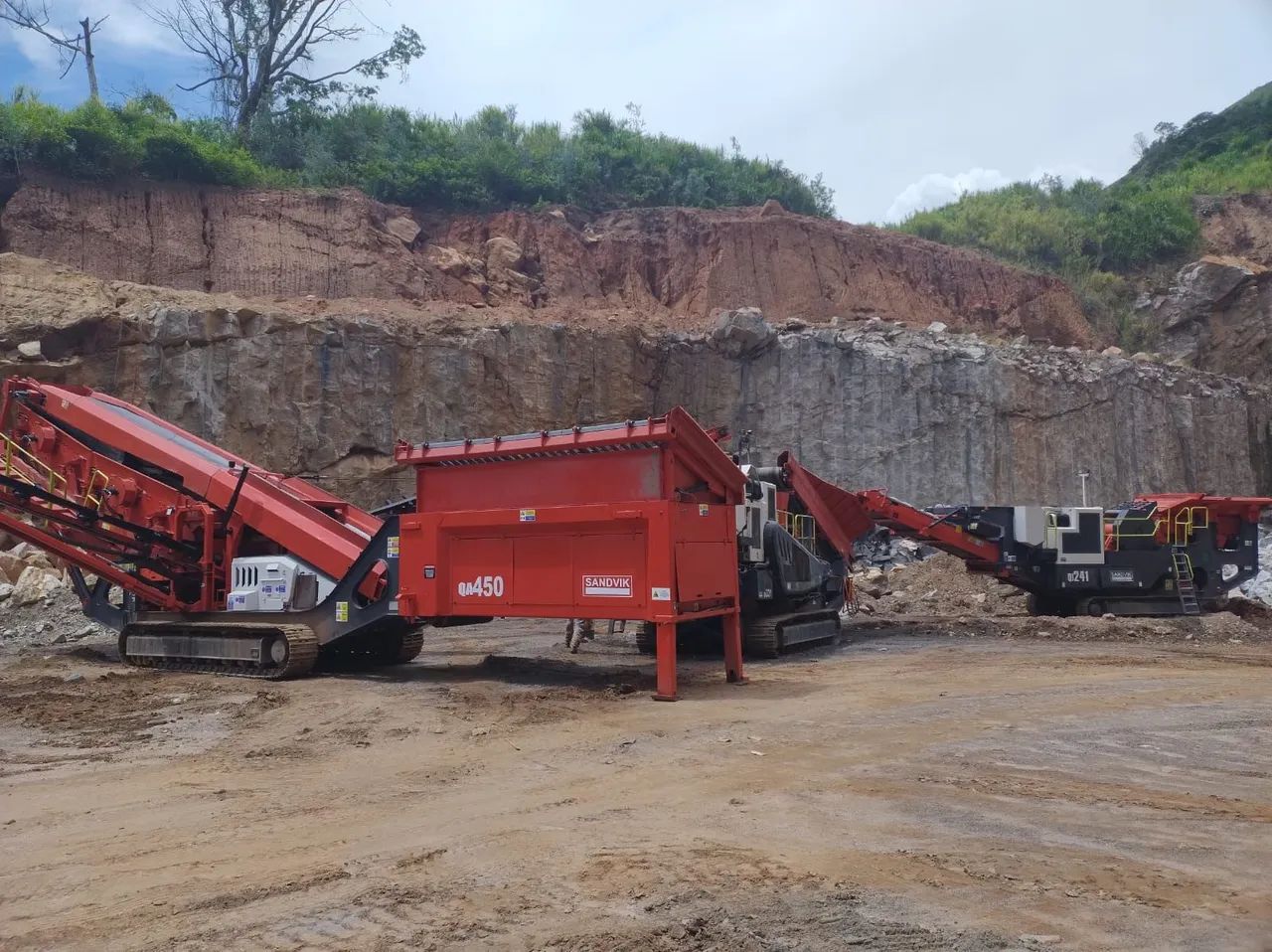 Conjunto de britagem peneira sobre esteiras 