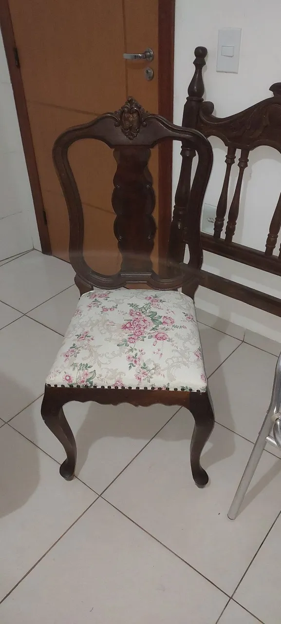 Cadeira de Jantar Clássica com Detalhes
