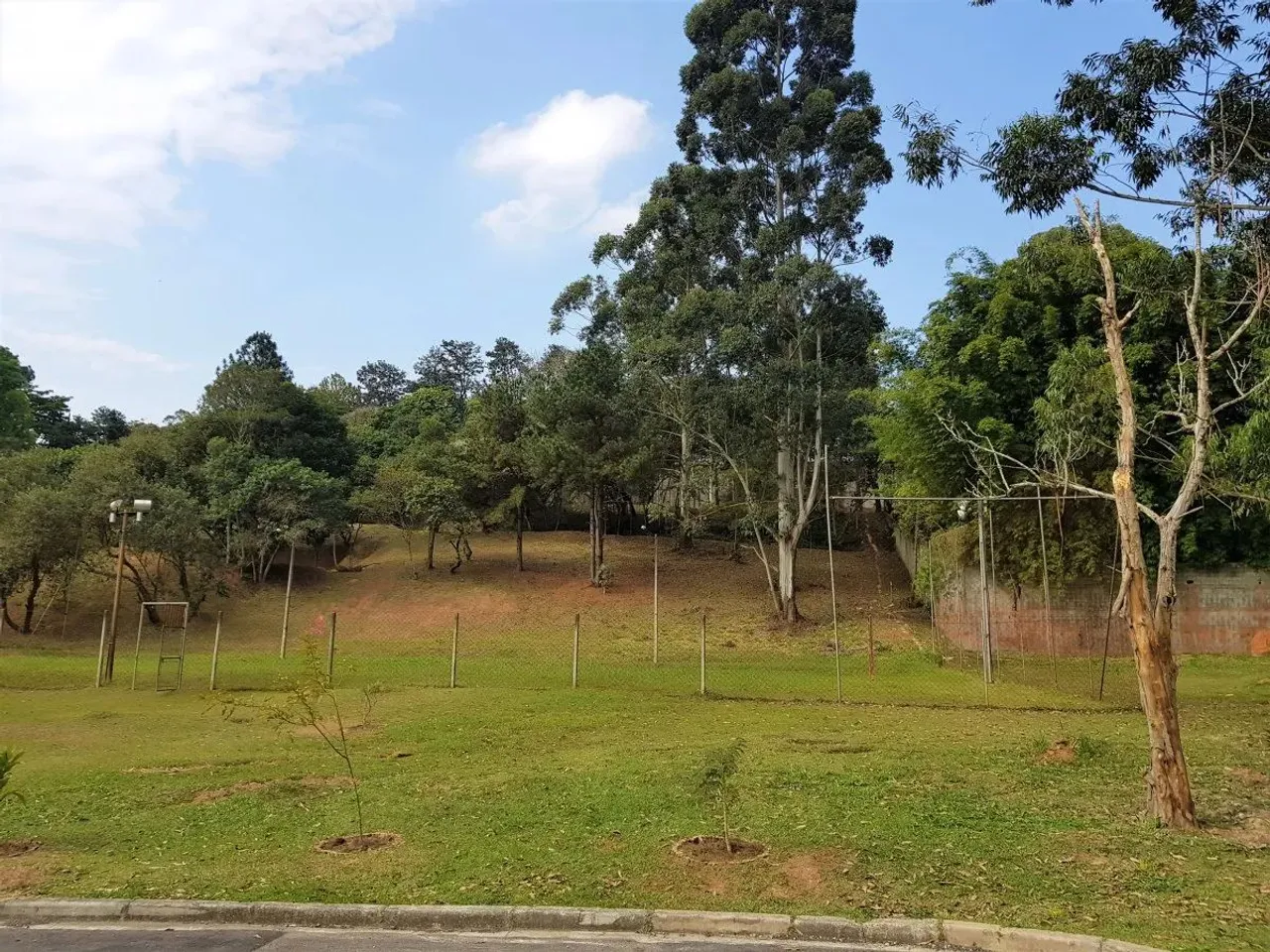 Excelente terreno à venda em condomínio fechado de alto padrão na Granja Viana/Cotia