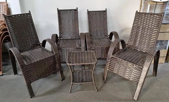 Jogo de cadeira vem mesa não entrego são novas 