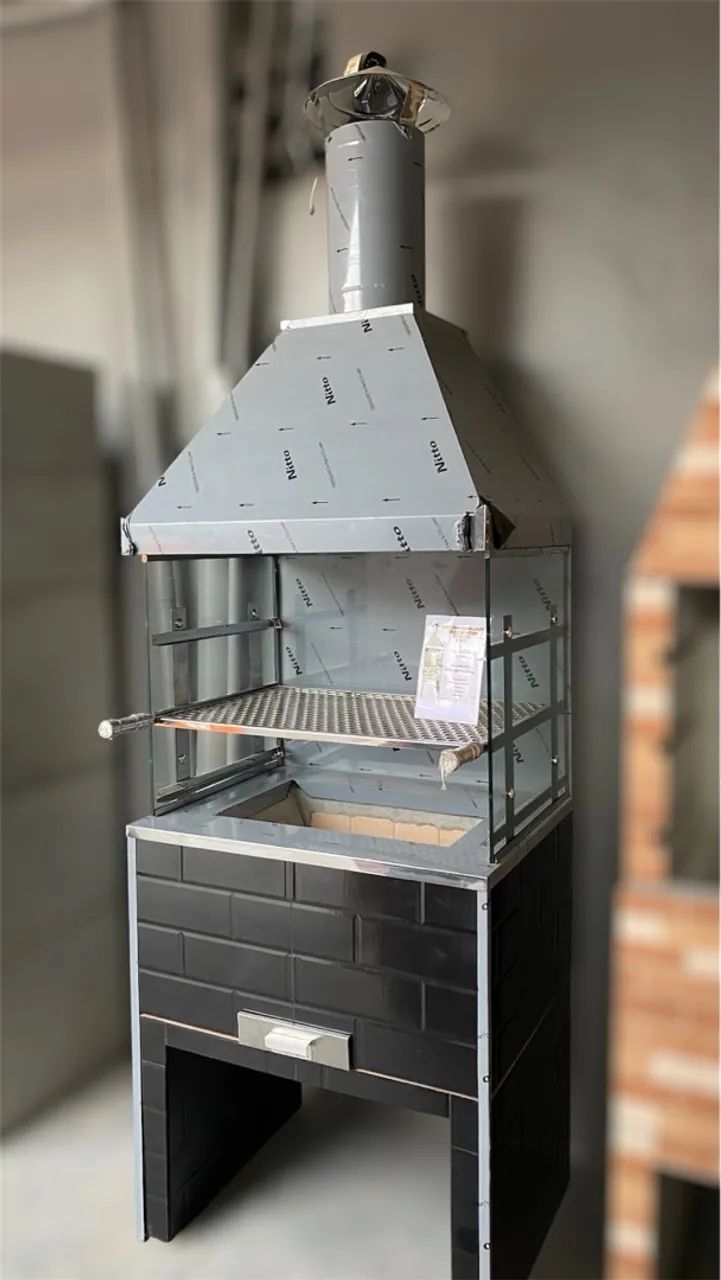 Churrasqueira pré-moldada com vidro temperado e coifa inox 