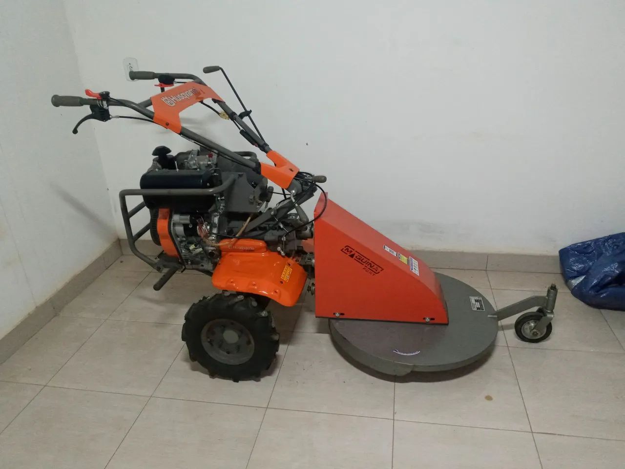Motocultivador diesel da Husqvarna Tf 545de com roçadeira Rf700