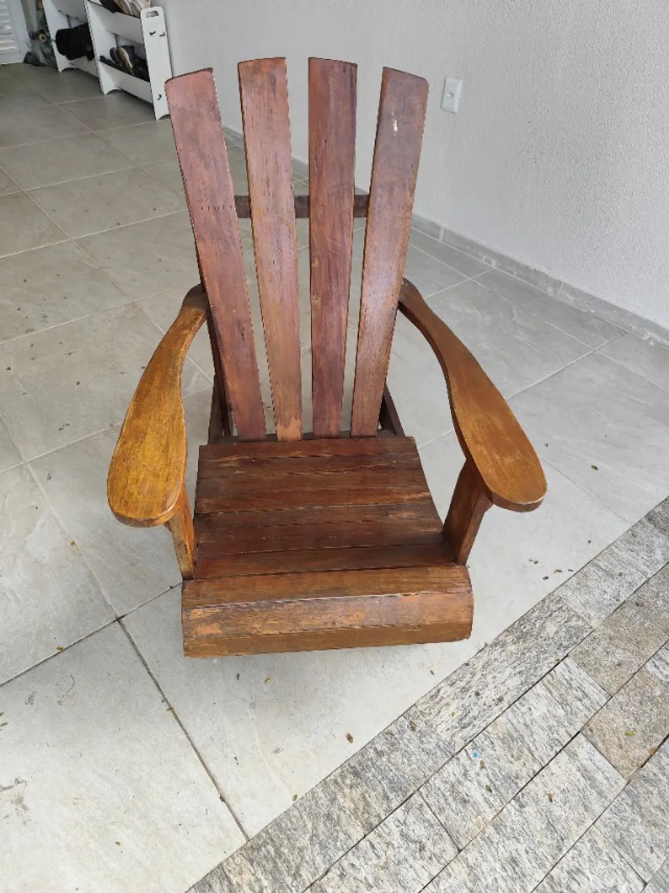Poltrona de madeira macica