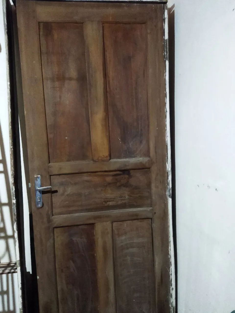 Porta de madeira maciça com grade63824077664259120