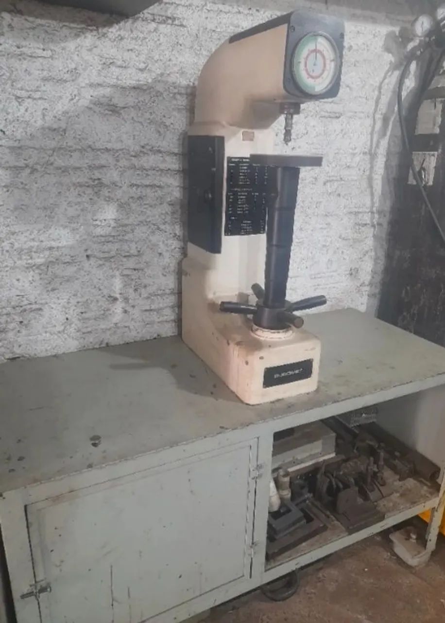 Durometro de bancada Duromet, com todas as ferramentas de medição (ACOMPANHA BANCADA AÇO) - Foto 2