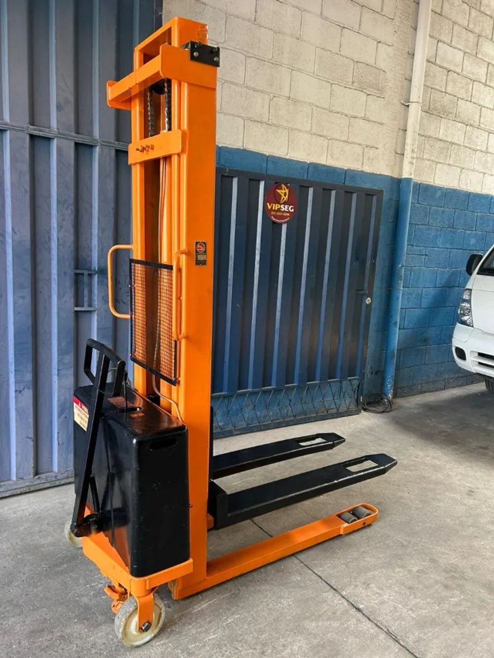 Empilhadeira Semi-elétrica m/ BYG cap. 1.000 kg c/ 3,30 mts elevação