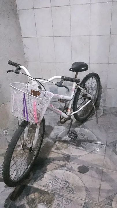 Bicicleta branca em ótimo estado