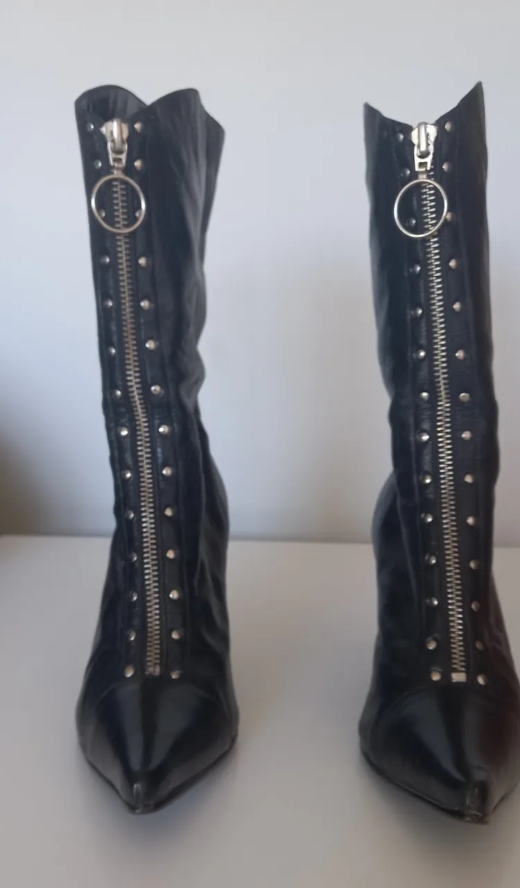Bota feminina de salto cano alto.